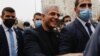 Jaír Lapid, az izraeli ellenzék vezetője elhagyja a szavazóhelyiséget a tavaszi általános választások után. Tel-Aviv, 2020. március 23.