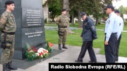 Полицијаци положуваат цвеќе на споменикот „Ангел“ во Битола во чест на загинатите бранители кај Вејце во 2001 година. 28.04.2012 година.