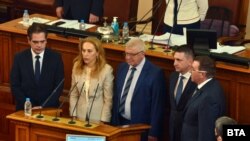 Лъчезар Борисов (влясо), който се закле като министър в петък, заяви, че не е отговорен за кредит от 75 млн. лева, отпуснат от Българската банка за развитие, по времето, в което той е бил начело на надзорния ѝ съвет