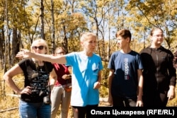 Рима Андронова (в средата) дава указания на спасителите на костенурки.