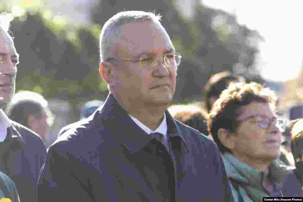 Președintele Partidului Național Liberal, Nicolae Ciucă. „Nici anul trecut când am venit la Iaşi nu am stat la tribuna oficială. Am considerat că de fiecare dată, dacă venim şi participăm la astfel de evenimente, este bine să stăm acolo unde ne simţim şi ni se cade să fie cel mai bine. De regulă, când merg la slujbă să ştiţi că stau unde mă simt cel mai bine“, a declarat, luni, Nicolae Ciucă. Întrebat de ce unii lideri politici vin la manifestările de la Iaşi de Sfânta Parascheva doar în anii electorali, Ciucă a răspuns: „Eu am venit în fiecare an. Întrebaţi-i pe cei care au venit odată la patru ani“. 
