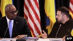 Američki ministar odbrane Lloyd Austin (lijevo) i ukrajinski predsjednik Volodymyr Zelenskiy prisustvuju prethodnom sastanku Ukrajinske kontakt grupe za odbranu 6. septembra.