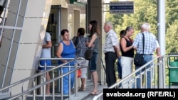 Чэргі каля абменьнікаў у Менску, 25 жніўня 2015 году