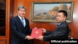 Президент Атамбаев коалиция түзүү мандатын буга чейин да КСДПга тапшырган. 8-декабрь, 2011. 