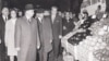 Ceaușescu asocia deseori băile de mulțime cu magazinele alimentare și cu piețele agricole. Aici vizitează piața Obor în octombrie 1971. Sursa: comunismulinromania.ro (MNIR)