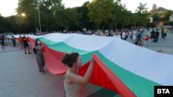 Протестиращите в Пловдив опънаха огромно знаме на централния площад в града