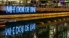 Aproape un milion de români figurează cu domiciliul sau reședința în Marea Britanie, arată datele centralizate de Ministerul Afacerilor Externe, transmise Europei Libere. Mesajul „Mi-e dor de tine”, la Canary Wharf, Londra, noiembrie 2019. 