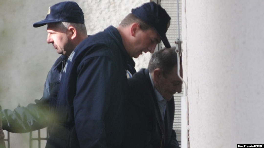 Jedan od osuđenih u pratnji policije ispred suda u Podgorici - april 2011.