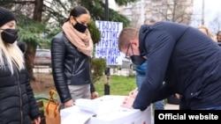 Претседателот на ВМРО-ДПМНЕ Христијан Мицкоски се потпишува на иницијативата против најавениот попис