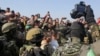 Газа - Милитантите на Хамас и на Исламски џихад ја обезбедуваат областа додека претставниците на Црвениот крст го чекаат предавањето на тајландските и израелските заложници во Кан Јунис, јужниот дел на Појасот Газа, 30 јануари 2025 година. 