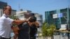 Forcat e rendit shoqërojnë njërin nga 40 të arrestuarit e 11 gushtit 