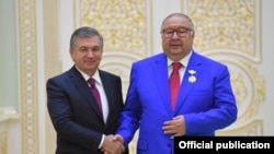 Алишер Усмонов президент Шавкат Мирзиёев билан.