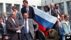 Orsýetiň prezidenti Boris Ýeltsin tankyň üstünde GKÇP-ä garşy çykýar, Moskwa, 1991-nji ýylyň 19-njy awgusty.