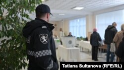 Polițist la una din secțiile de votare din Chișinău.