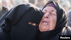 Femei îndoliate, la înmormântarea palestinienilor uciși în atacurile Israelului de la Khan Younis, 17 ianuarie 2025.