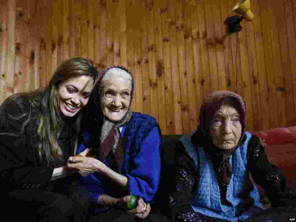 Babić Lena sa sestrom Marom rado se slikala sa Angelinom Jolie, Rogatica,05.04.2010.