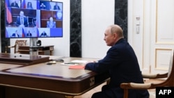 Putin la Kremlin, pe 4 octombrie, conducând o reuniune a Consiliului de Securitate al F. Ruse.