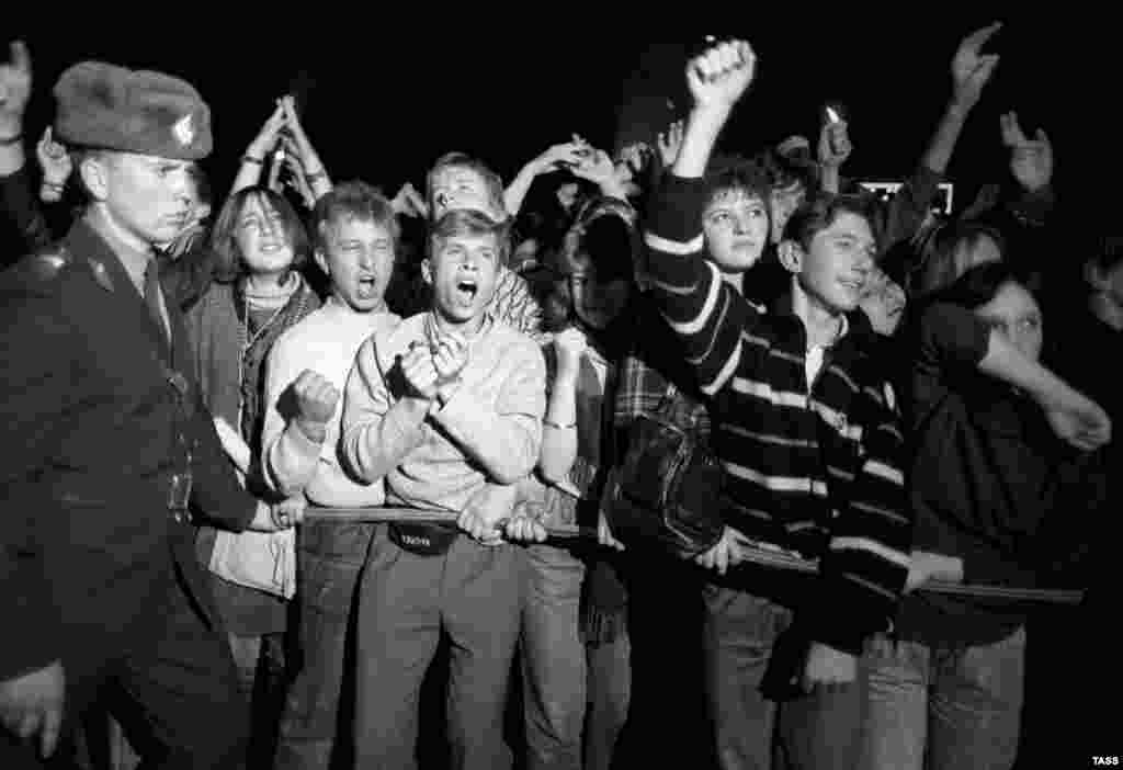 Після трагічної смерті Віктора Цоя в серпні 1990 року в автомобільній катастрофі його друзі й шанувальники організовують концерт його пам’яті в Москві. Раніше того року гурт «Кіно» зіграв свій найбільший концерт, який зібрав 62 тисячі глядачів на стадіоні у Москві
