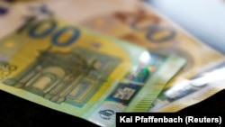 Kartëmonedha prej 100 eurosh. Fotografi nga arkivi. 