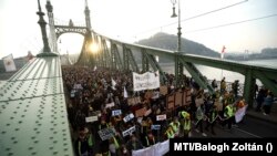 Tüntetők Budapesten 2020. október 23-án a Színház- és Filmművészeti Egyetem átalakítása ellen tartott felvonuláson.