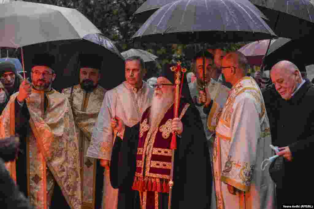 Badnjak je osveštao mitropolit dabrobosanski Hrizostom, koji nakon smrti poglavara Srpske pravoslavne crkve Irineja od posledica korona virusa 20. novembra obavlja njegove dužnosti. Prisutni sveštenici nisu nosili zaštitne maske.