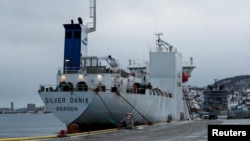 Nava Silver Dania, cu proprietar norvegian, suspectată de sabotaj împotriva unui cablu submarin, este adusă pentru cercetări în portul Tromso, la 31 ianuarie 2025.