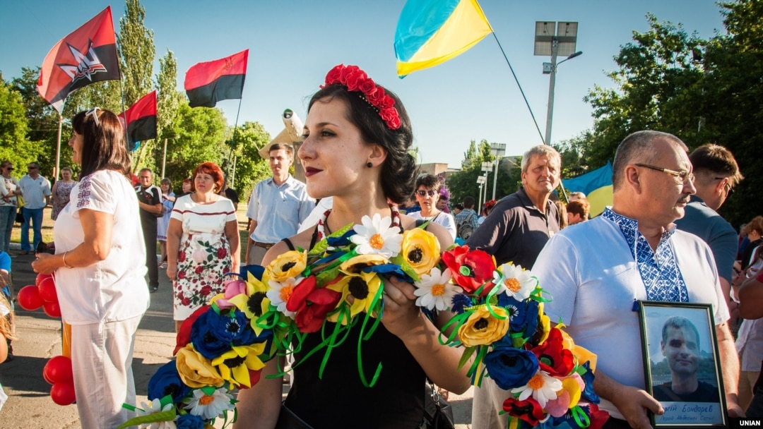 Учасники патріотичної ходи з нагоди третьої річниці визволення Краматорська від російських гібридних сил. Краматорськ, 5 липня 2017 року