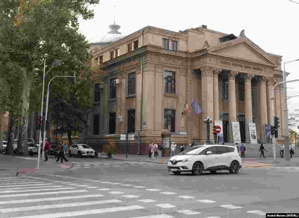 Clădirea Teatrului Național „Mihai Eminescu", construită în anii '30 ai secolului XX, are statut de monument de artă, arhitectură și istorie de importanță națională. Clădirea, cu trei niveluri, dintre care ultimul este un atic, și un subsol, este amplasată la colțul unui cartier, pe un teren care fusese destinat cândva pieței polițienești, fiind mărginită lateral de strada Mihai Eminescu.