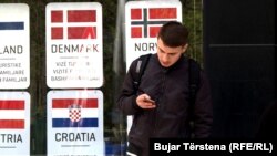 Një i ri në Prishtinë duke pritur për të aplikuar për vizë - Fotografi nga arkivi.