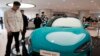 Gigantul chinez Xiaomi, producător de smartphone-uri, intră azi pe piața mașinilor electrice cu un prim model. Prețul sfidează concurența companiei americane Tesla sau pe cea a concernului european BYD, remarcă BBC.