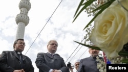 Ivo Josipović sa kardinalom Vinkom Puljićem i reisu-l-ulemom Mustafom ef. Cerićem u Ahmićima 