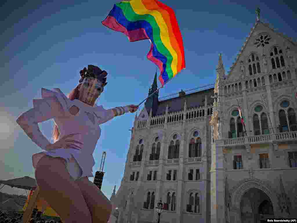 Drag kraljica maše zastavom u duginim bojama tokom demonstracija za LGBT prava ispred mađarskog parlamenta u Budimpešti 14. juna.
