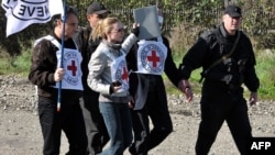 Ադրբեջանցի Armenia -- International Committee of the Red Cross officials carry their flag as they follow Armenian servicemen escorting Eldar Tagiyev, an Azerbaijani hostage, near the village of Kayan, 04Nov2010