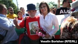 Лидерката на БСП Корнелия Нинова със симпатизант по време на празника на БСП в събота в София