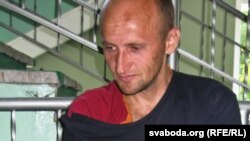 Кастусь Жукоўскі ў калідоры суду 