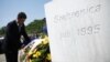 Zoran Milanović, tada na funkciji hrvatskog premijera, u posjetu Memorijalnom centru Srebrenica-Potočari (11. srpnja 2012.)