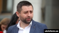 Давид Арахамія додав, що сам не став би голосувати за цей законопроєкт, якщо тільки його фракція не ухвалить іншу спільну позицію
