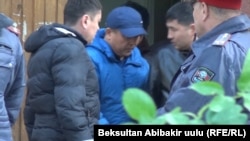Икрамжан Илмиянов выходит из здания суда, 20 октября 2018 года.