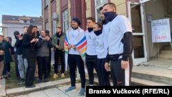 Пет студенти од Универзитетот во Крагуевац во пресрет на стартот на штафетниот маратон до Белград, 9 февруари 2025 година.