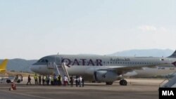 Група на Авганистанци пристигнува на аеродромот во Скопје на 15 септември, минатата година. Архивска фотографија.