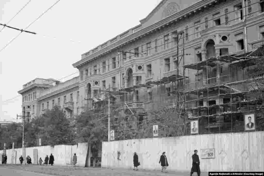 O clădire de pe strada Armenească din capitală, în prezent și în anii 70 ai secolului trecut. 