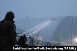 Urmele unui atac rusesc cu dronă vizibile pe sarcofagul de la centrala nucleară scoasă din uz, de la Cernobîl, 14 februarie 2025