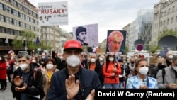 Protest la Praga împotriva președintelui Milos Zeman, acuzat că ar ține partea Rusiei în confruntarea cu Republica Cehă legată de explozia din 2014 de la un depozit de muniții, Praga 29 aprilie 2021.