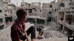 Palestinezët inspektojnë rrënojat e shtëpisë së familjes Al-Lahham, të shkatërruara nga sulmet ajrore izraelite në Han Junis, Rripin e Gazës, më 15 maj 2025.