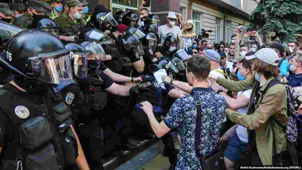 Сутички між активістами та правоохоронцями біля Шевченківський райсуд Києва, де розглядають справу Сергія Стерненка. Київ, 12 червня 2020 року БІЛЬШЕ ПРО ЦЕ: Суд у справі Стерненка в Києві та сутички під будівлею суду