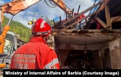 Članovi Specijalističkog spasilačkog tima iz Srbije rade na pretraživanju i raščišćavanju terena u Donjoj Jablanici, 10. oktobar 2024.