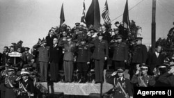 Reprezentanții Comisiei Aliate de Control, Regele Mihai și premierul Groza, asistând la defilarea de Ziua Victoriei sau la cea de 10 Mai, sărbătoarea națională a României, pe 10 mai 1945.