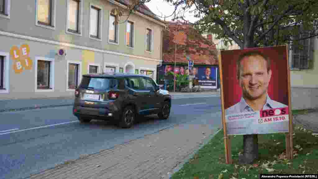 „Austria are nevoie de tempo și nu de tactică” - este lozinca Partidului „Forumul Noua Austrie” (NEOS) și a liderului formațiunii, Matthias Strolz. Majoritatea panourilor electorale sunt mobile și ușor de demontat. Localnicii spun că toată publicitatea electorală este scoasă imediat după alegeri. 