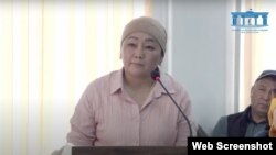 Гульбара Бишембиева, мать убитого подростка, дает показания в суде. 18 апреля 2025