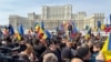 Manifestație a susținătorilor lui Călin Georgescu, de strângere a semnăturilor pentru candidatura sa la alegerile prezidențiale din luna mai, în Piața Constituției din București, în fața Parlamentului, 22 februarie 2025.